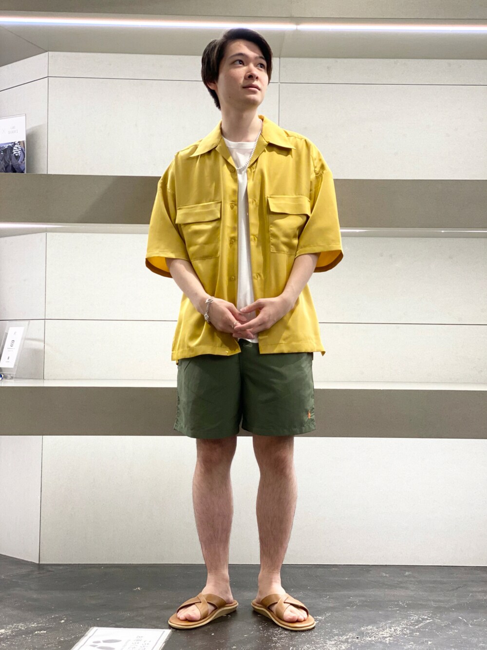 イエロー系のシャツ/ブラウス、ブラウン系のサンダル、グレー系のTシャツ/カットソーを着用したメンズの夏コーディネートの1枚目の写真