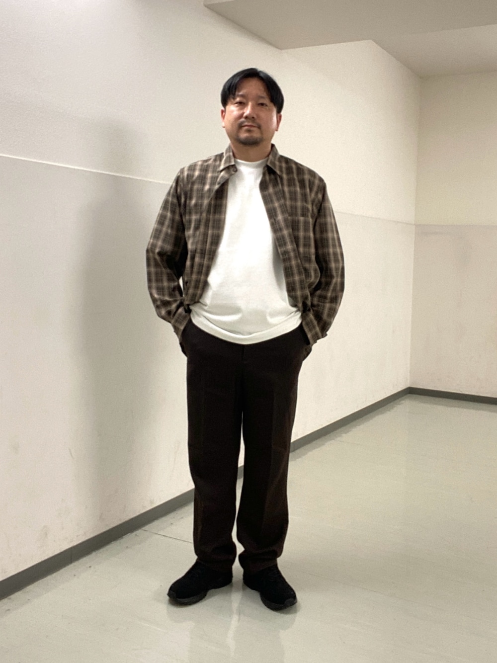「URBAN RESEARCH DOORS、FOXFIRE」｜「Foxfireの『別注』Foxfire×DOORS　毛針プリントTシャツ（Tシャツ/カットソー、ホワイト系）」を使った、KOICHI TANAKAさん（メンズ・170cm）の夏コーディネートの1枚目の写真