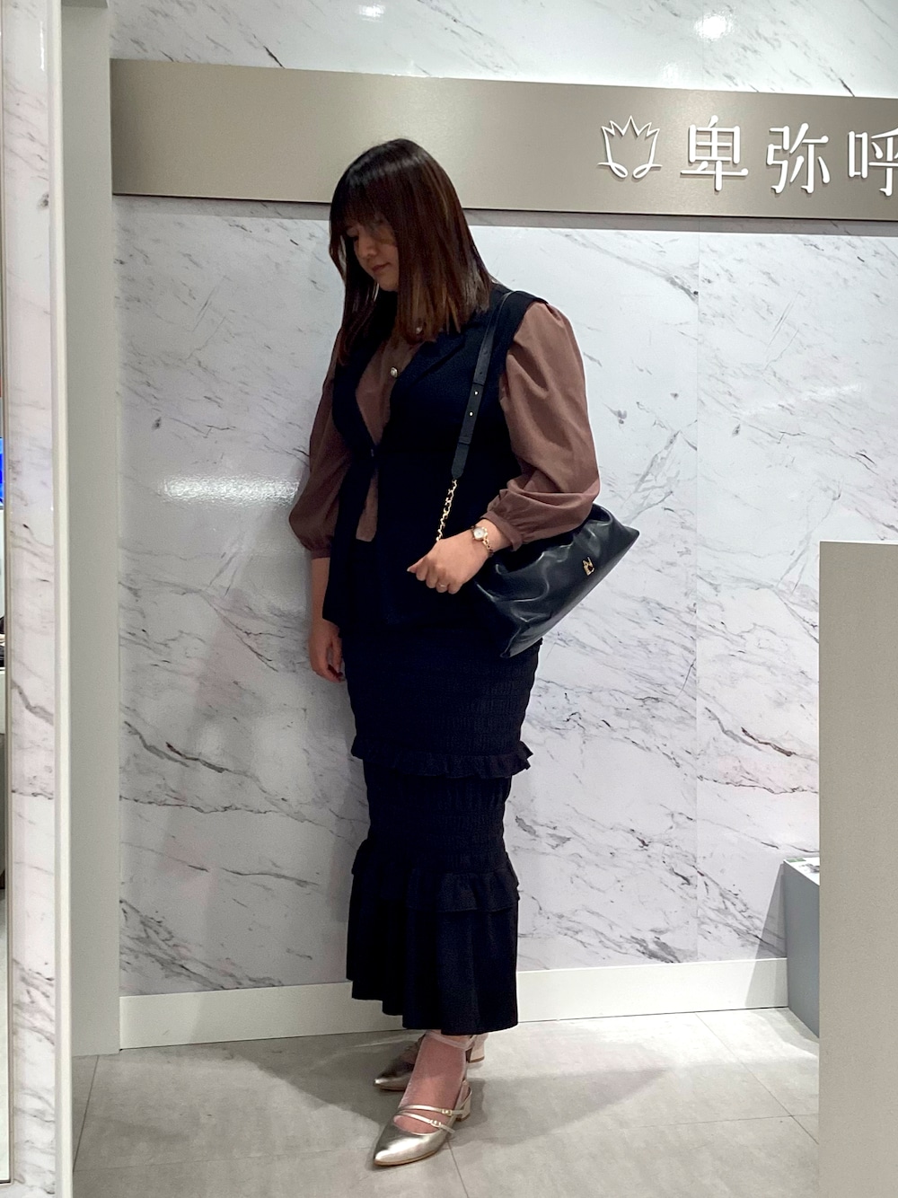 「きれいめコーデ、himiko、NICAL、卑弥呼、651506、554181、プラチナ、バックストラップパンプス、ダブルストラップパンプス」｜「HIMIKOの【Made in Japan】【HIMIKO】【撥水】ダブルベルトスリングバックパンプス/651506（パンプス、シルバー系）」を使った、卑弥呼　ディアモール大阪店さん（レディース・170cm）の春コーディネートの1枚目の写真