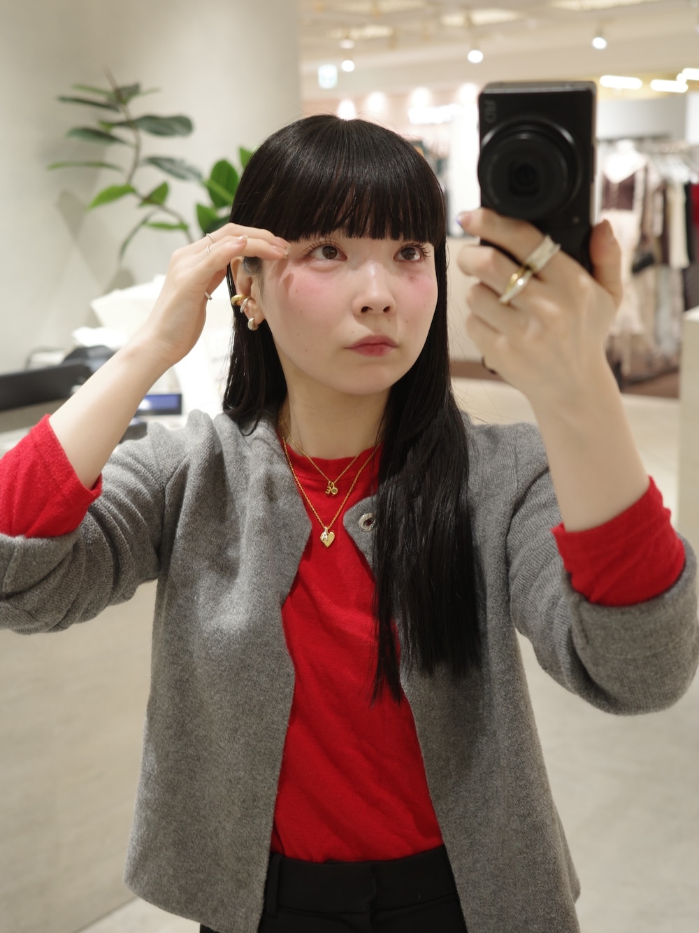 ゴールド系のネックレス、シルバー系のチャーム、ゴールド系のネックレスを着用したレディースの秋コーディネートの1枚目の写真