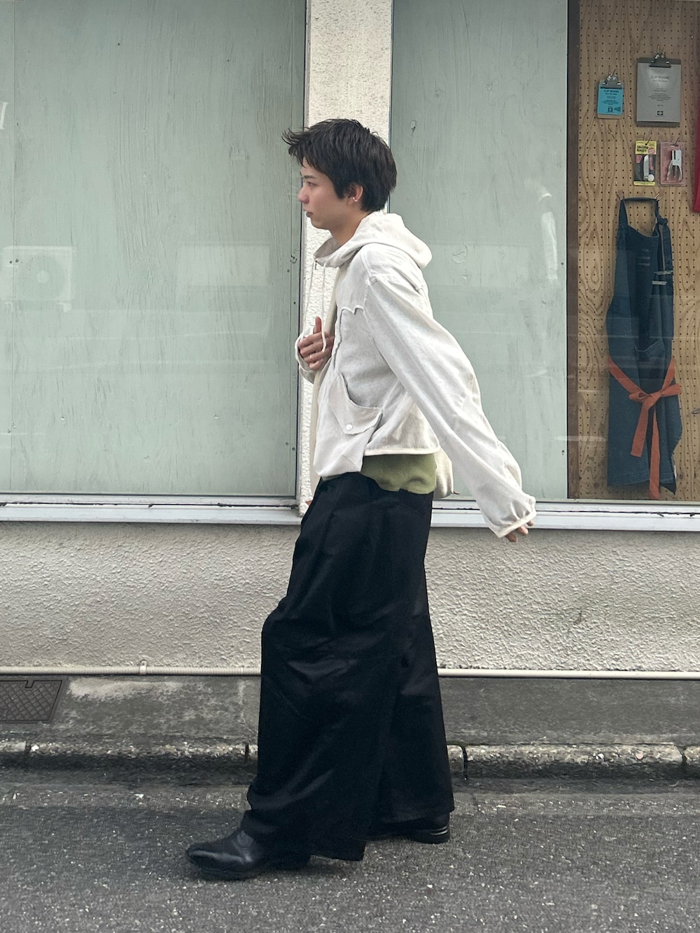 「春めき満開コーデ、春コーデ」｜「SHINYAKOZUKAの別注 Hi BAGGY（チノパンツ、ブラック系）」を使った、るいさん（メンズ・176cm）の春コーディネートの1枚目の写真