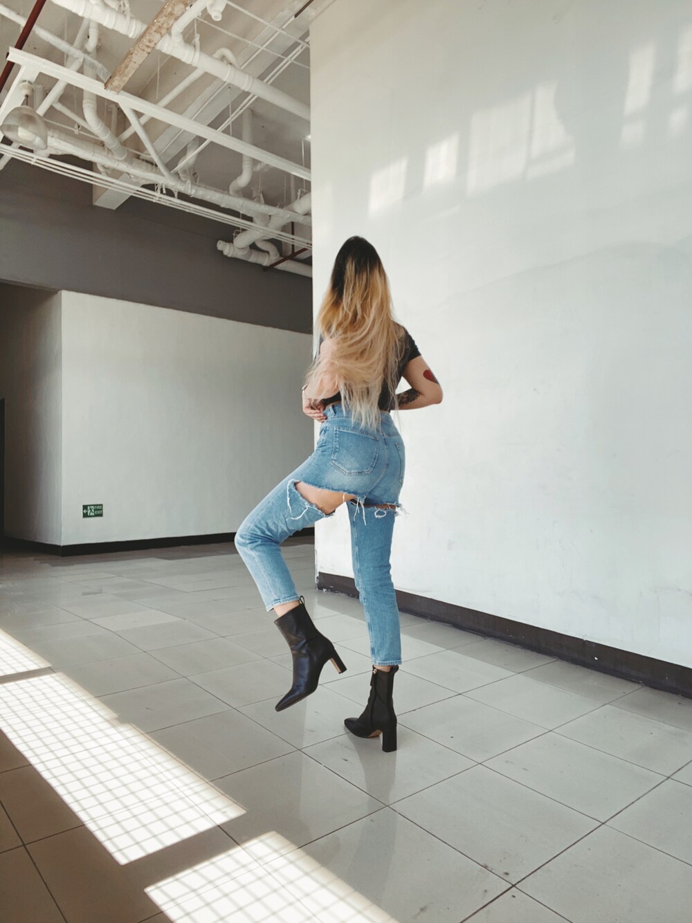 「summer、rippedjeans、asos、Back ripped、H&M」｜「asosのアイテム（パンツ、ブルー系）」を使った、closerlook_さん（レディース・153cm）の秋コーディネートの1枚目の写真