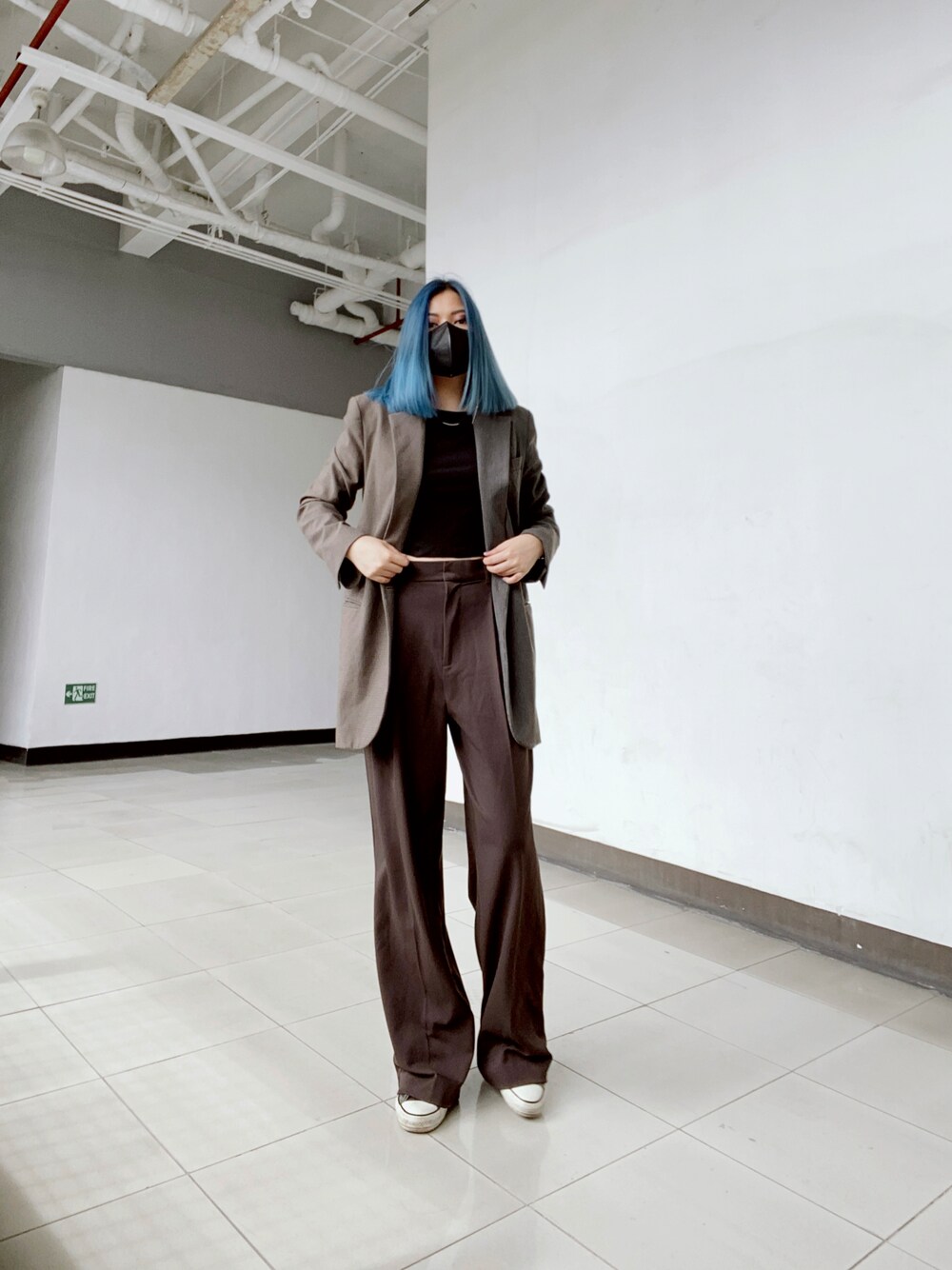「office style、90's、Boyfriend Jeans、girl、BROWN」｜「ZARAのアイテム（スラックス、ブラウン系）」を使った、closerlook_さん（レディース・153cm）の冬コーディネートの1枚目の写真