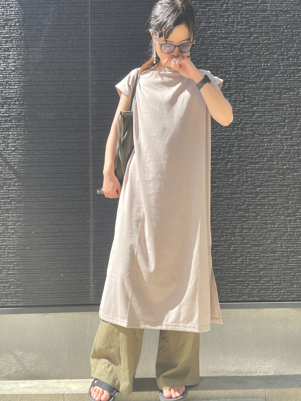 「ママコーデ、エシカルファッション」｜「LAGUNAMOONの3way巾着トートBAG（トートバッグ、グリーン系）」を使った、iamenoughさん（レディース・161cm）の秋コーディネートの1枚目の写真