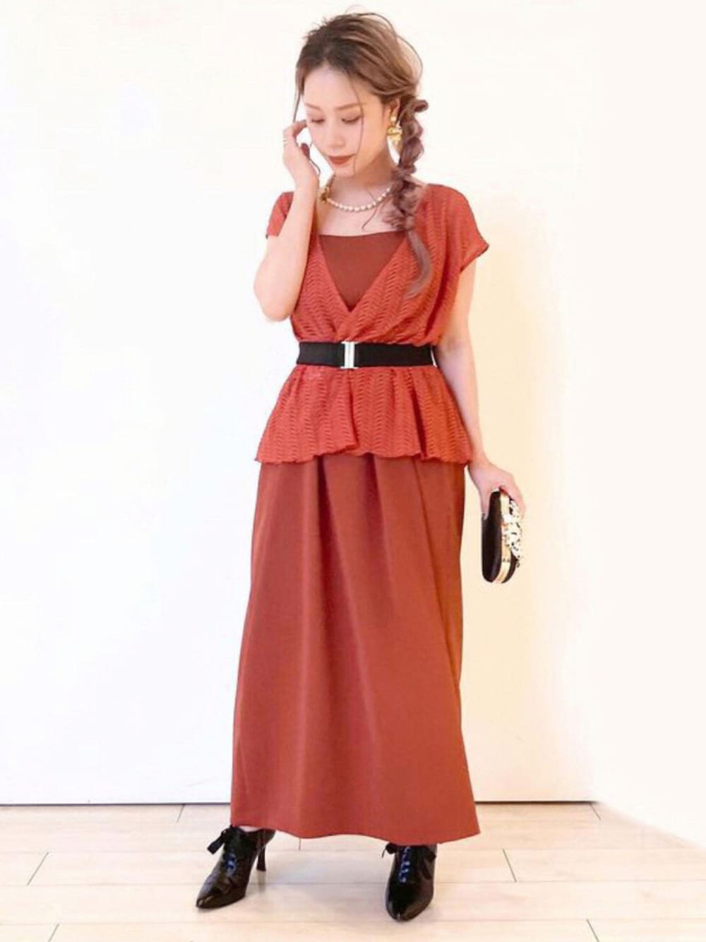 「夏コーデ、ドレス、ワンピース、テラコッタ、結婚式、結婚式二次会スタイル、kaene、formforma、クラッチバッグ、ベルト、レースアップシューズ、イヤリング、ネックレス、フォーマル、キレイめ」｜「Yves Saint Laurentのアイテム（ドレスシューズ、ブラック系）」を使った、formformaグランフロント大阪さん（レディース・152cm）の夏コーディネートの1枚目の写真
