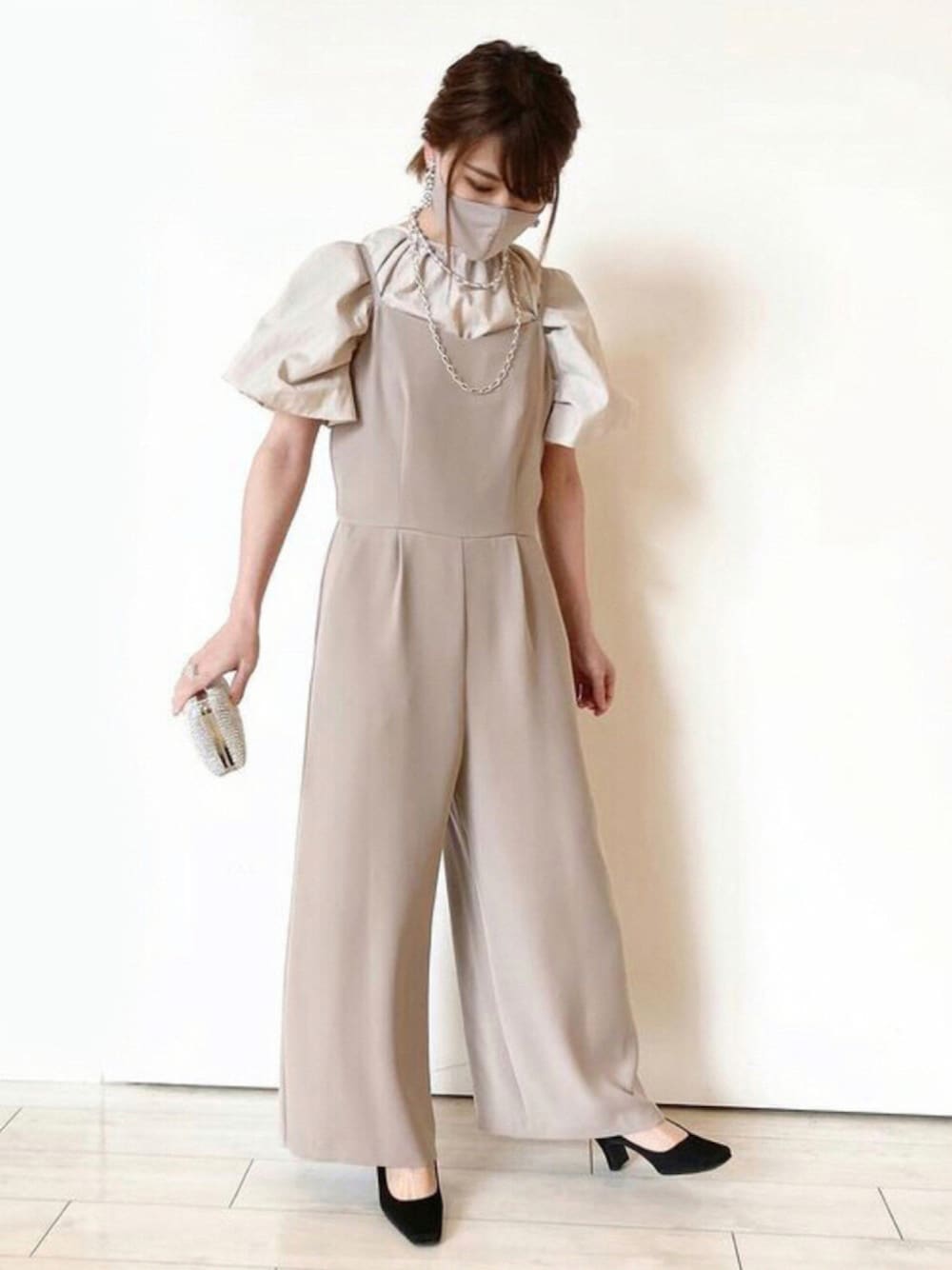 「休日コーデ、今日のコーデ、ベージュ、きれいめカジュアル、オールインワン、パンツスタイル、結婚式、結婚式二次会スタイル、おでかけ、パンツ、フォーマル、kaene、formforma、キレイめ」｜「kaeneのボリュームスリーブオールインワン（パンツドレス、ピンク系）」を使った、formformaグランフロント大阪さん（レディース・155cm）の夏コーディネートの1枚目の写真