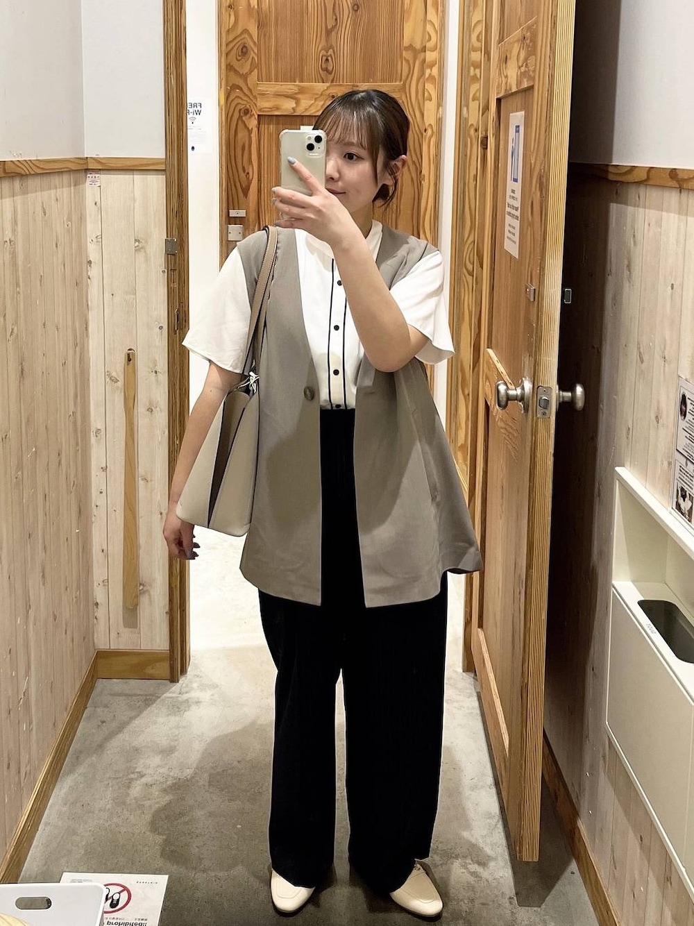 「着痩せ・細見え、低身長、ワントーン、体型カバー、着痩せ、きれいめ、ワイドパンツ、ウツクシルエット_GLOBAL WORK、ウツクシルエットでいこう、ブラウス、ベスト、ローファー、ハンドバッグ、夏コーデ、さらさらリラックス_GLOBAL WORK」｜「GLOBAL WORKのサイズ拡大/らくっション撥水2WAYローファー/131468（ローファー、ホワイト系）」を使った、yukiさん（レディース・154cm）の春コーディネートの1枚目の写真