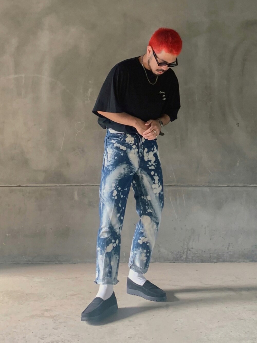 「夏、tシャツ、低身長男子、ストリートMIX、白ソックス、ロゴT、デニム、黒Tシャツ、タックイン、プチプラ、古着」｜「CAMINANDOの【CAMINANDO】別注ペニーローファー（ローファー、ブラック系）」を使った、トマトさん（メンズ・165cm）の夏コーディネートの1枚目の写真