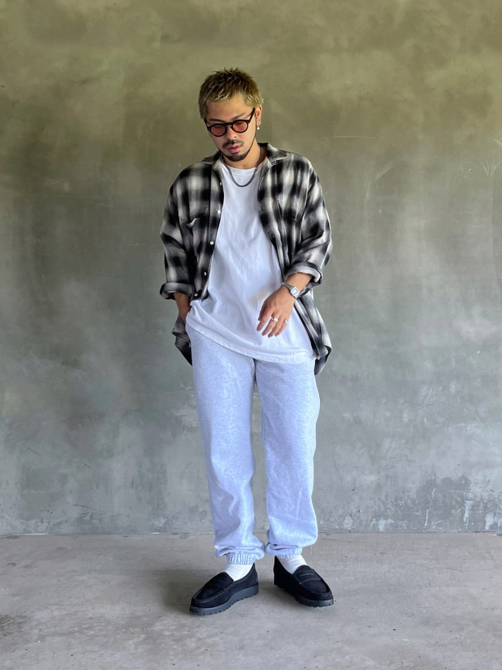 「スウェットパンツ、スウェット、秋のコーデ、革靴、ラフ、大人コーデ、秋服、シンプルスタイル、白Tシャツ、古着コーデ、ストリートコーデ、秋トレンド2021」｜「LOS ANGELES APPARELの【LA APPAREL / ロサンゼルスアパレル】14oz Heavy Fleece Pants/ワンマイルウェア/トラックパンツ（スウェットパンツ、グレー系）」を使った、トマトさん（メンズ・165cm）の秋コーディネートの1枚目の写真