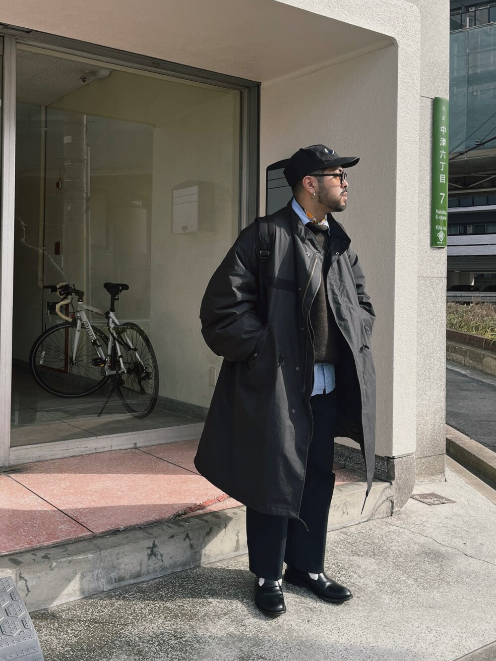 「休日スタイル、シンプルコーデ、黒、ワイドパンツ、革靴、キャップ、ミリタリージャケット、古着MIX、スカーフ」｜「FREAK'S STOREのWEB限定 ビッグシルエット M-65 ライナーセットモッズコート/コート＆キルティングライナーセット/2枚セット/3WAY（モッズコート、ブラック系）」を使った、トマトさん（メンズ・165cm）の冬コーディネートの1枚目の写真