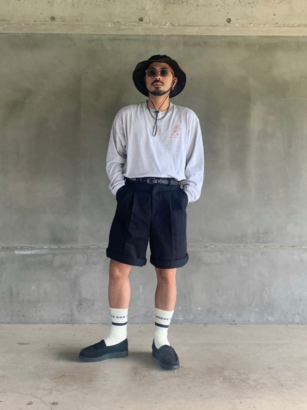 「秋服準備はじめました、ビックシルエット、プチプラコーデ、古着コーデ、ローファー、ロンT、ハット、低身長、ショーツ、サングラス、秋服」｜「FORK&SPOONのアイテム（チノパンツ、ブラック系）」を使った、トマトさん（メンズ・165cm）の秋コーディネートの1枚目の写真