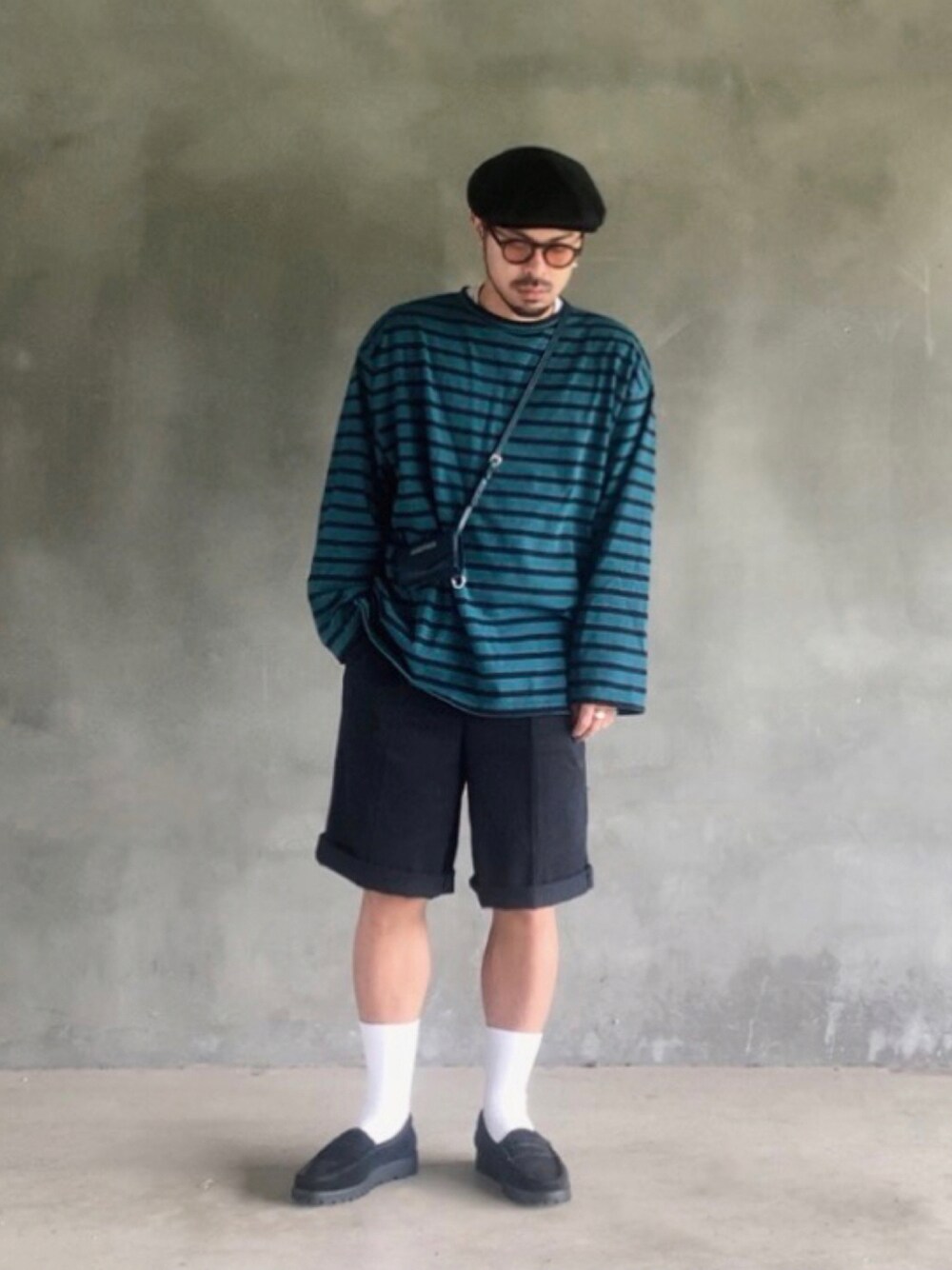 「古着、秋のコーデ、サングラス、秋服、低身長、シンプルスタイル、カジュアルコーデ」｜「FORK&SPOONのアイテム（チノパンツ、ブラック系）」を使った、トマトさん（メンズ・165cm）の秋コーディネートの1枚目の写真