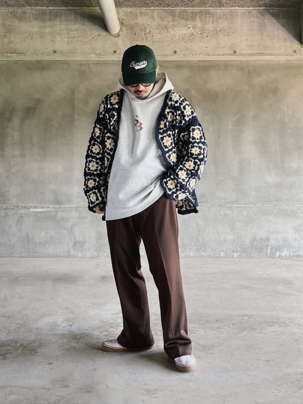 「カーディガン、スニーカー、ニット、ビッグシルエット、キャップ、ストリート、サングラス、冬コーデ、手作り、ワイドパンツ、低身長、ストリートMIX」｜「VINTAGEのアイテム（スラックス、ブラウン系）」を使った、トマトさん（メンズ・165cm）の秋コーディネートの1枚目の写真
