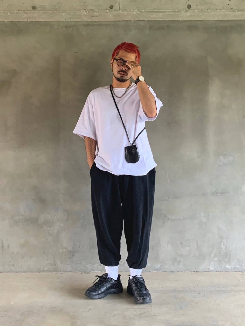 「シンプル、夏コーデ、ootd、Tシャツ、白Tシャツ、低身長コーデ、スニーカーコーデ、ビッグシルエット、モノトーン、古着コーデ、ミニバッグ、スウェット、サングラス」｜「NIKEのアイテム（スニーカー、ブラック系）」を使った、トマトさん（メンズ・165cm）の夏コーディネートの1枚目の写真