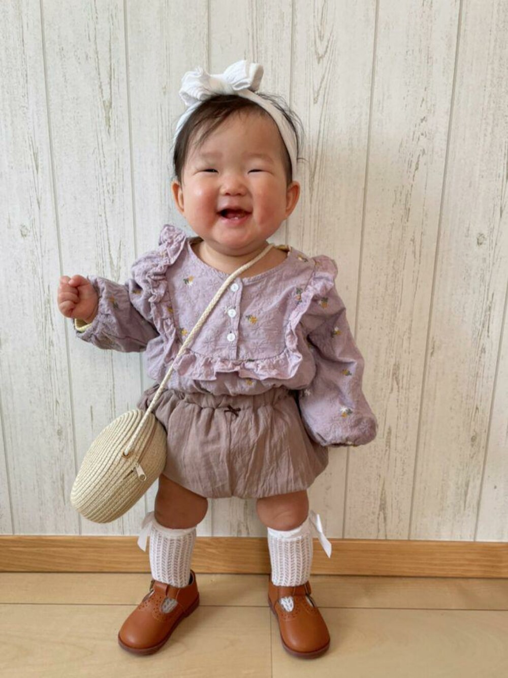 パープル系のシャツ/ブラウス、ベージュ系のパンツ、ベージュ系のショルダーバッグを着用したキッズの春コーディネートの2枚目の写真