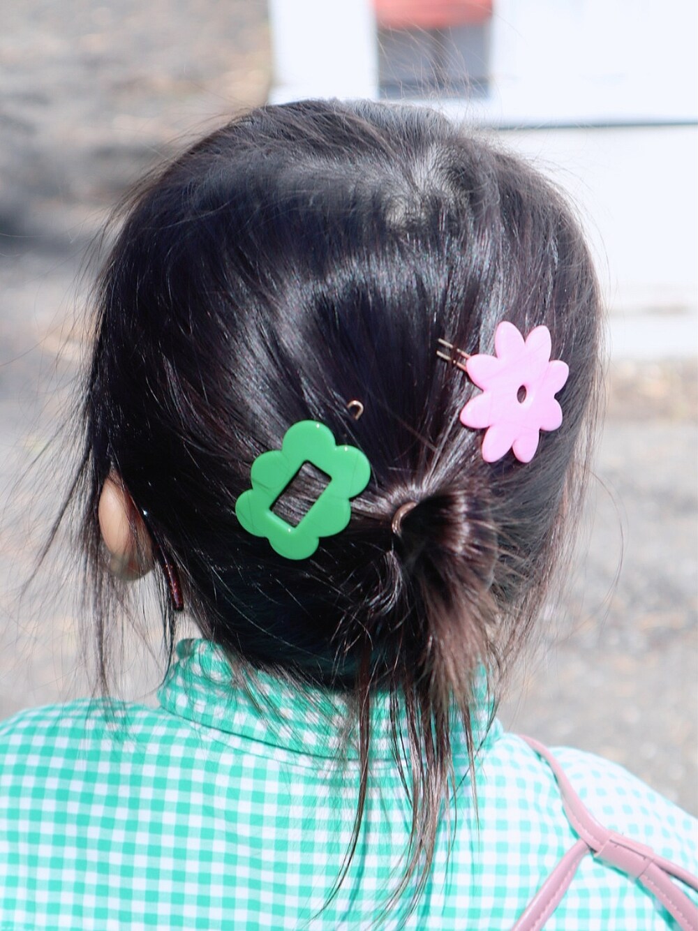 グリーン系のシャツ/ブラウス、ピンク系のショルダーバッグ、ベージュ系のスリッポンを着用したキッズの春コーディネートの4枚目の写真