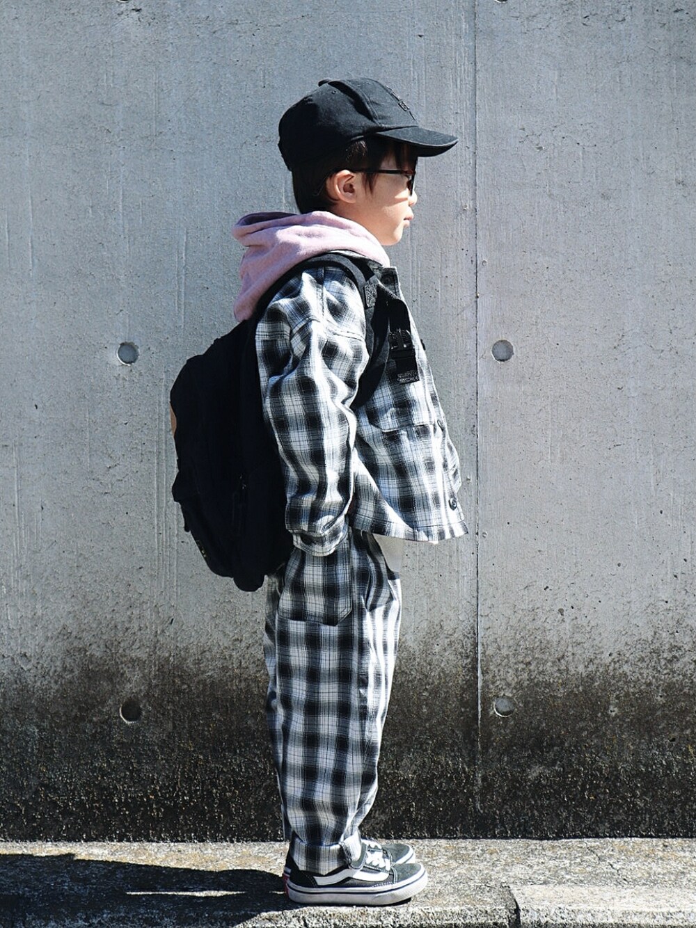 ブラック系のジャケット/アウター、ピンク系のパーカー、ブラック系のバックパック/リュックを着用したキッズの春コーディネートの2枚目の写真