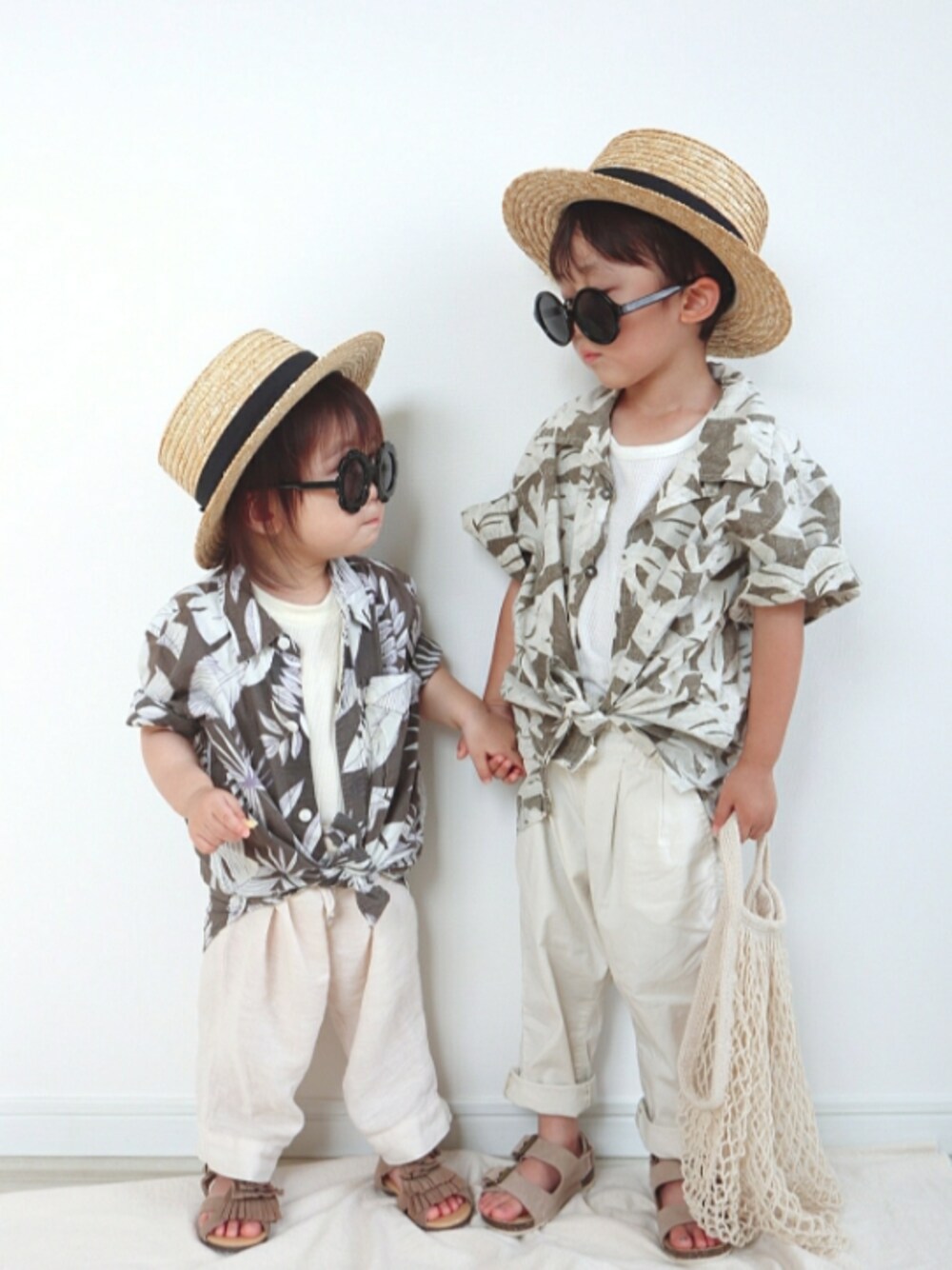 ブラウン系のシャツ/ブラウス、その他のシャツ/ブラウス、ホワイト系のその他パンツを着用したキッズの夏コーディネートの1枚目の写真