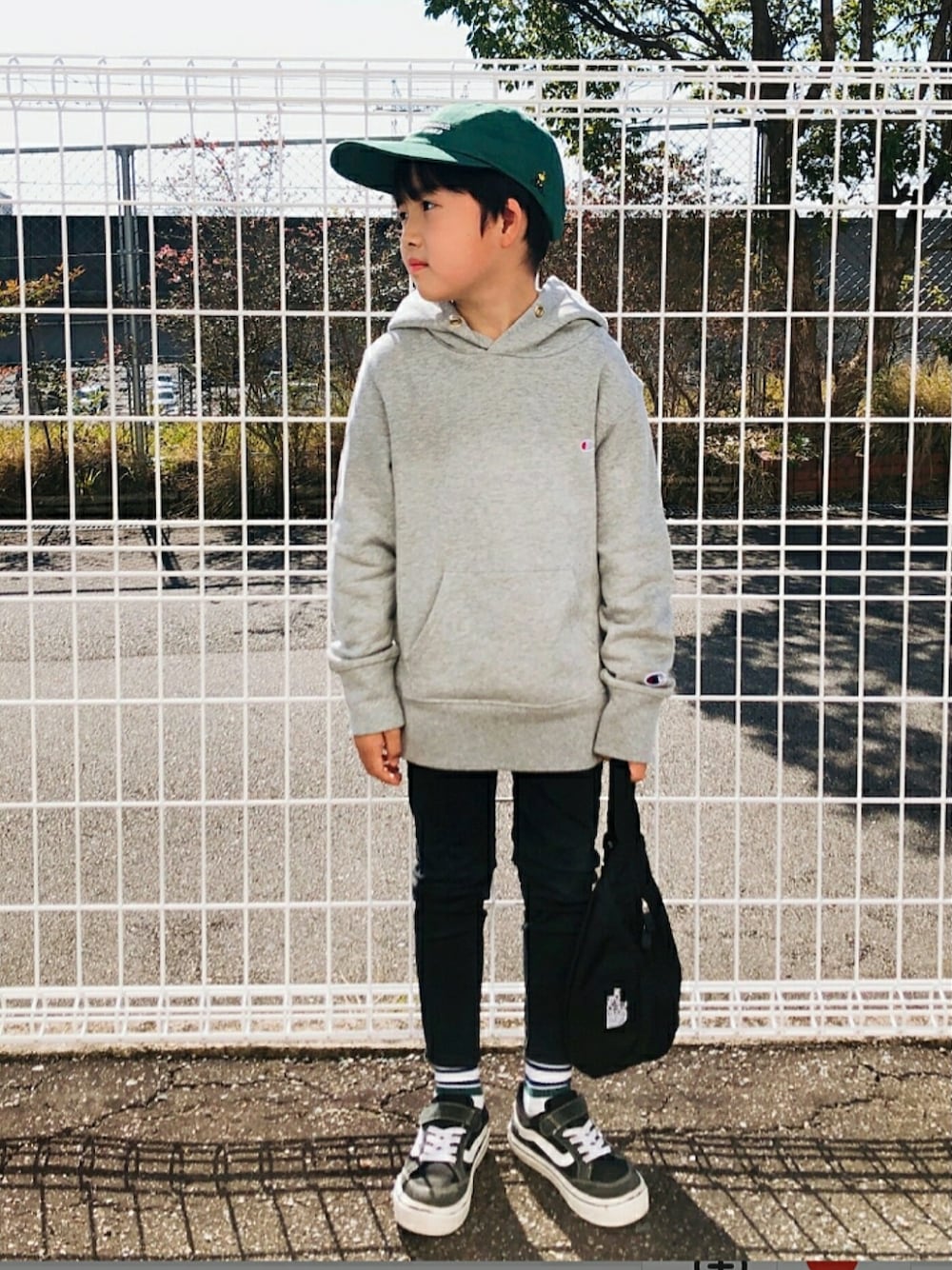 グレー系のパーカー、グレー系のスウェット、ベージュ系のパンツを着用したキッズの春コーディネートの3枚目の写真