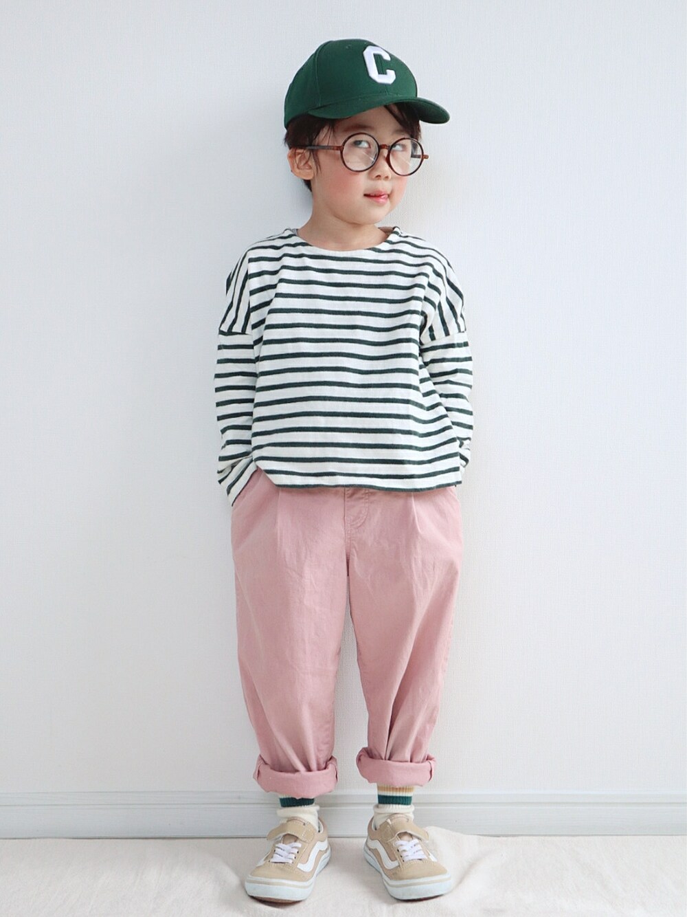 グリーン系のTシャツ/カットソー、ピンク系のその他パンツ、ベージュ系のスニーカーを着用したキッズの春コーディネートの3枚目の写真