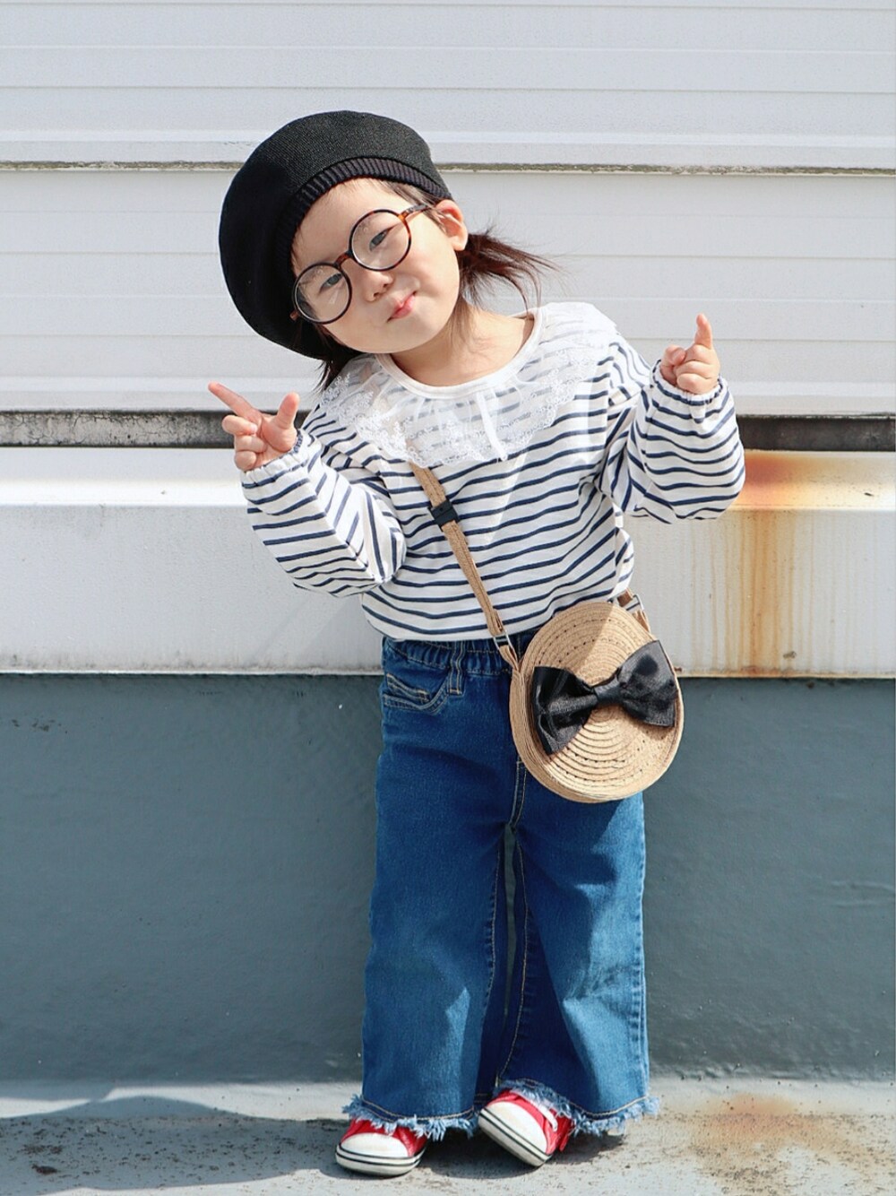 ブルー系のTシャツ/カットソー、ベージュ系のショルダーバッグ、ブルー系のデニムパンツを着用したキッズの春コーディネートの3枚目の写真