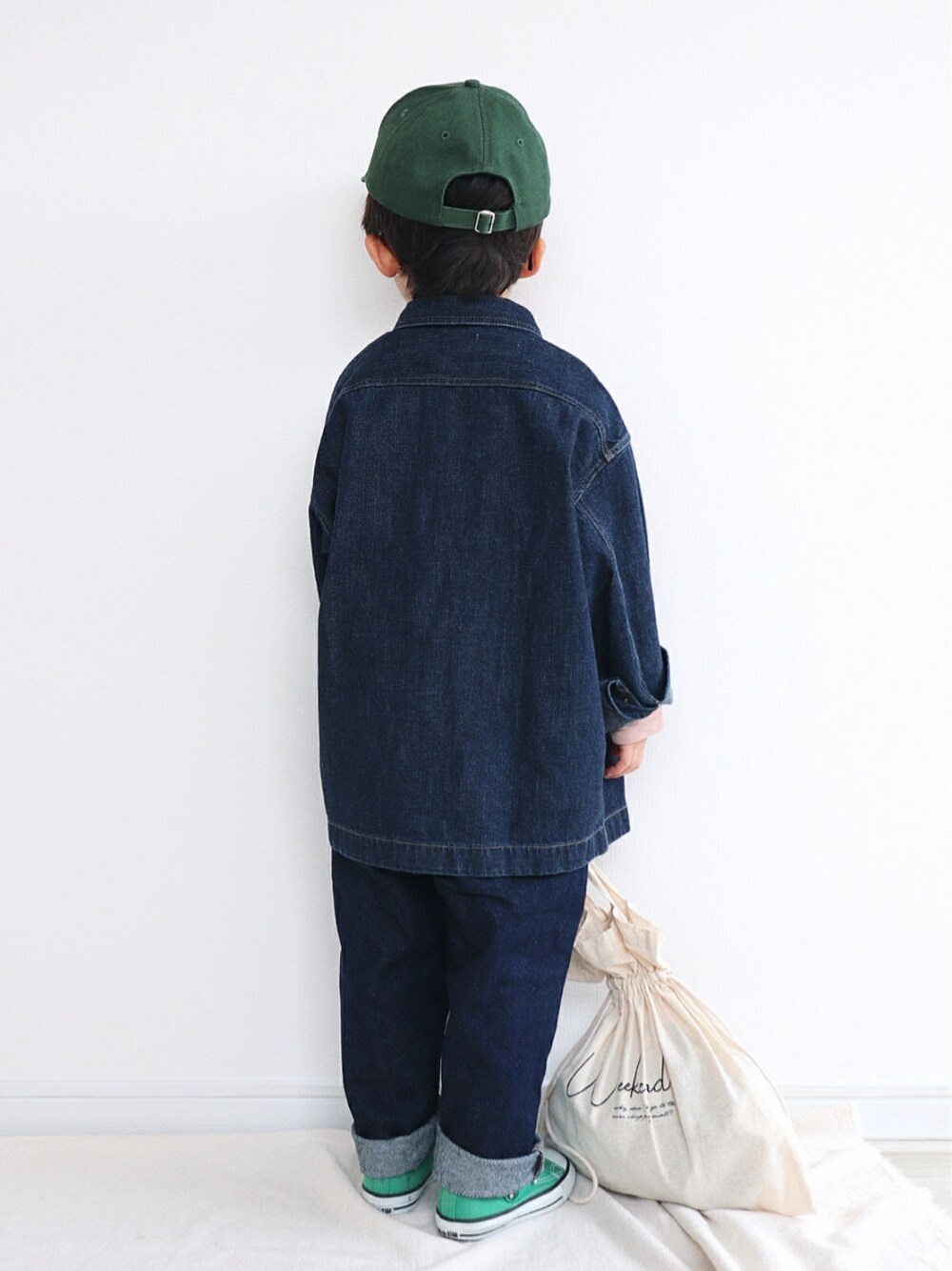 ブルー系のデニムジャケット、ピンク系のTシャツ/カットソー、ブルー系のデニムパンツを着用したキッズの春コーディネートの3枚目の写真