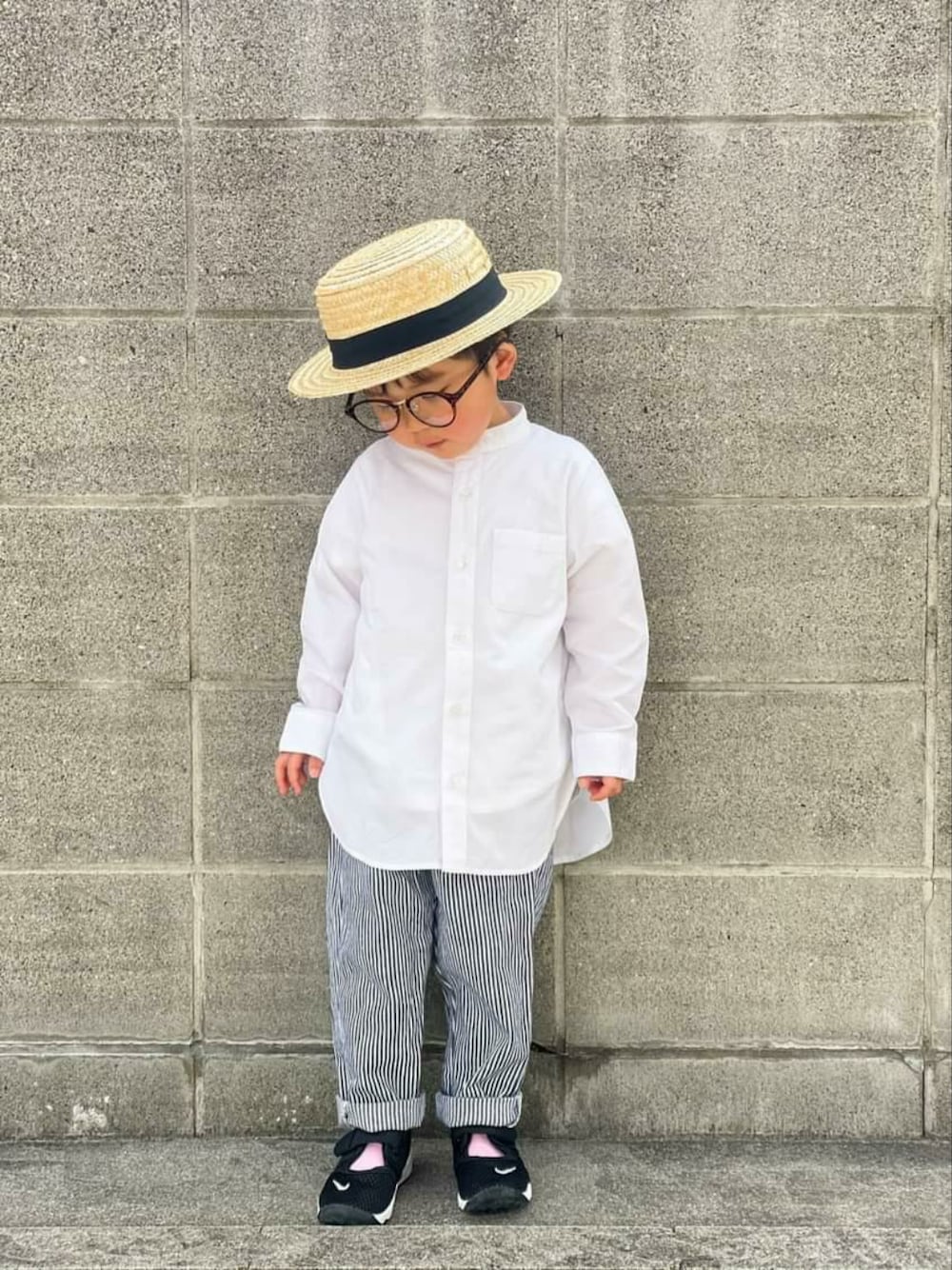 ホワイト系のシャツ/ブラウス、ベージュ系の帽子、その他のその他を着用したキッズの春コーディネートの3枚目の写真