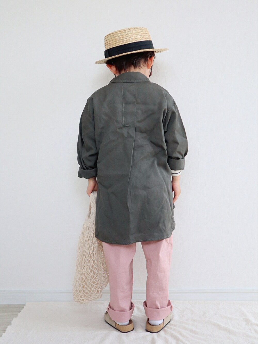 ホワイト系のTシャツ/カットソー、グレー系のシャツ/ブラウス、ピンク系のその他パンツを着用したキッズの春コーディネートの3枚目の写真