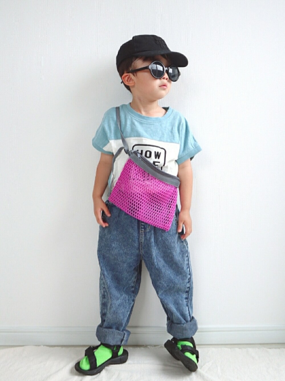 ブルー系のTシャツ/カットソー、パープル系のショルダーバッグ、ブルー系のデニムパンツを着用したキッズの夏コーディネートの1枚目の写真