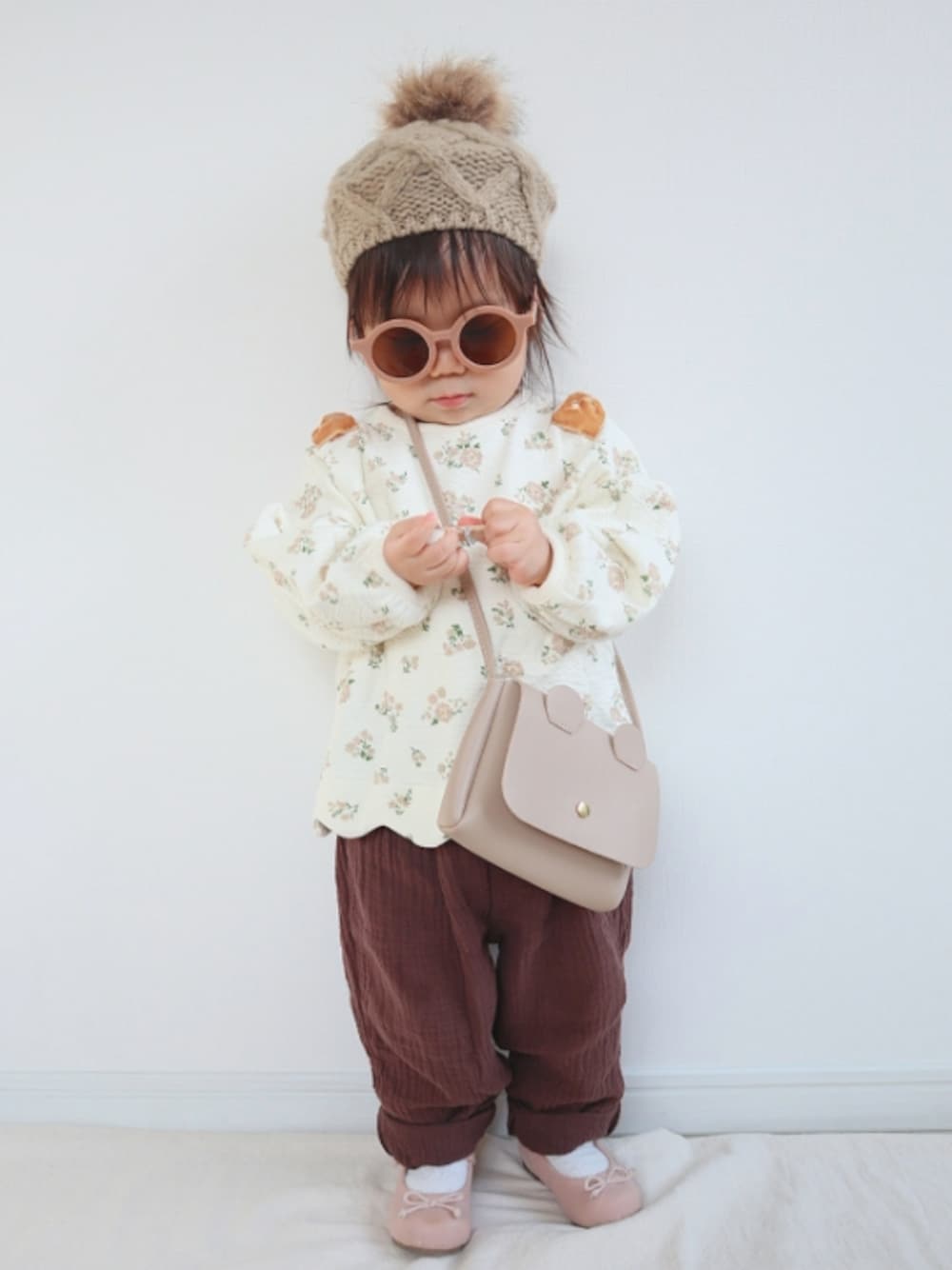 「バレエシューズ、ベレー帽、ワイドパンツ、花柄、ベージュ、プチプラ、ブラウン、休日スタイル、ビッグシルエット、ショルダーバッグ、ニット帽、秋コーデ、しまむら」｜「DAISOのアイテム（ハンチング/ベレー帽、ベージュ系）」を使った、ゆちさん（キッズ・100cm）の秋コーディネートの1枚目の写真