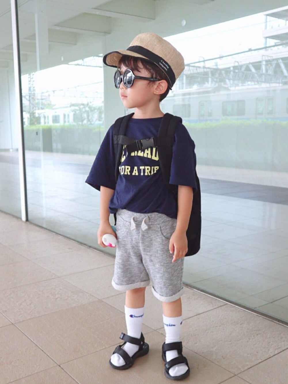 ブルー系のTシャツ/カットソー、ブラック系のバックパック/リュック、グレー系のパンツを着用したキッズの夏コーディネートの1枚目の写真