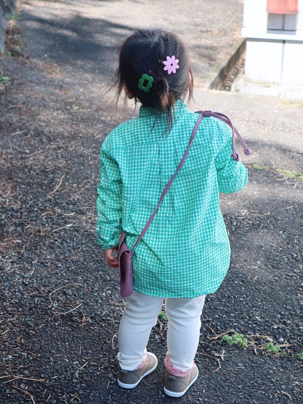 グリーン系のシャツ/ブラウス、ピンク系のショルダーバッグ、ベージュ系のスリッポンを着用したキッズの春コーディネートの3枚目の写真