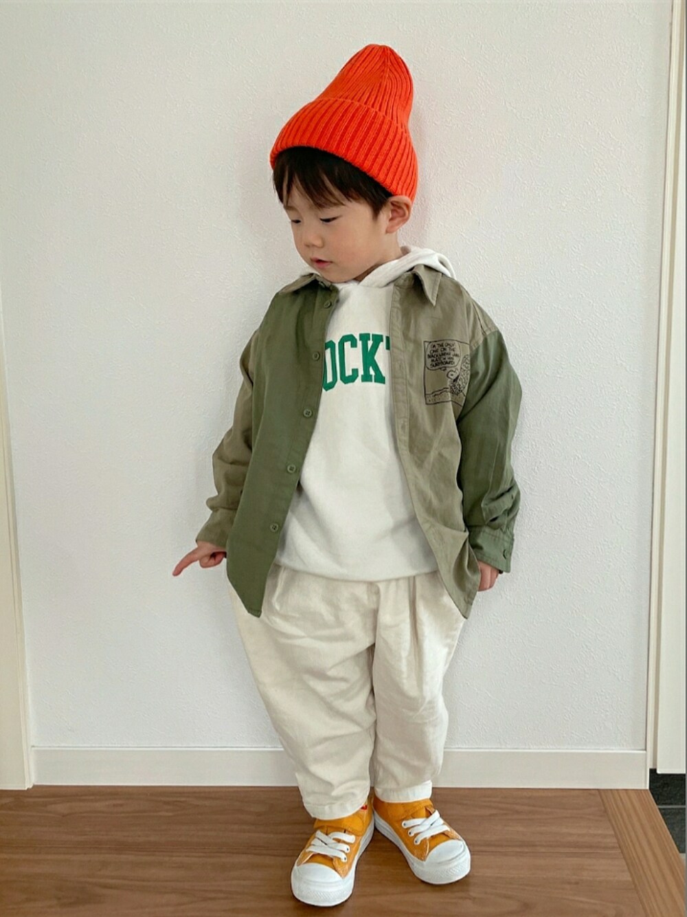 グリーン系のノーカラージャケット、ブルー系のスウェット、ホワイト系のスカートを着用したキッズの春コーディネートの2枚目の写真