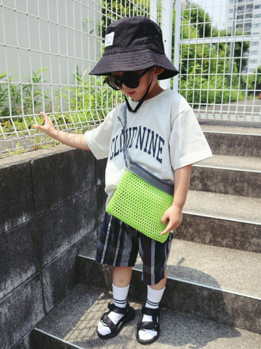 グレー系のTシャツ/カットソー、グリーン系のショルダーバッグ、ブルー系のその他パンツを着用したキッズの夏コーディネートの1枚目の写真