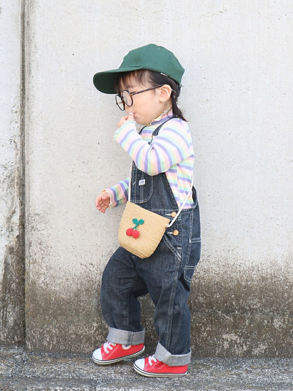 その他のTシャツ/カットソー、ベージュ系のショルダーバッグ、ブルー系のサロペット/オーバーオールを着用したキッズの春コーディネートの2枚目の写真