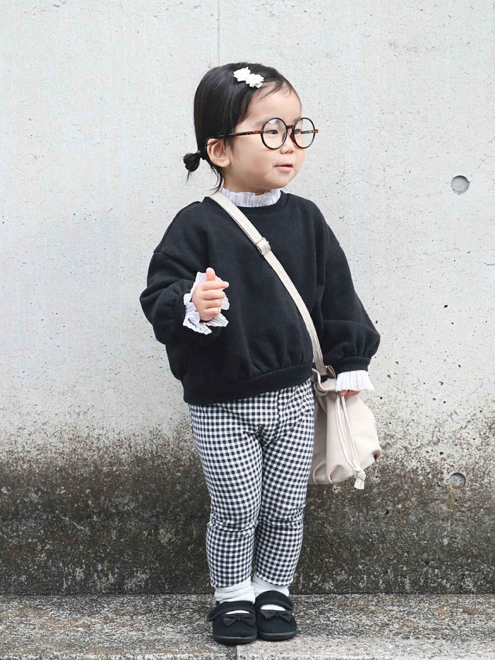 ブラック系のスウェット、ホワイト系のトートバッグ、ブラック系のバレエシューズを着用したキッズの春コーディネートの1枚目の写真