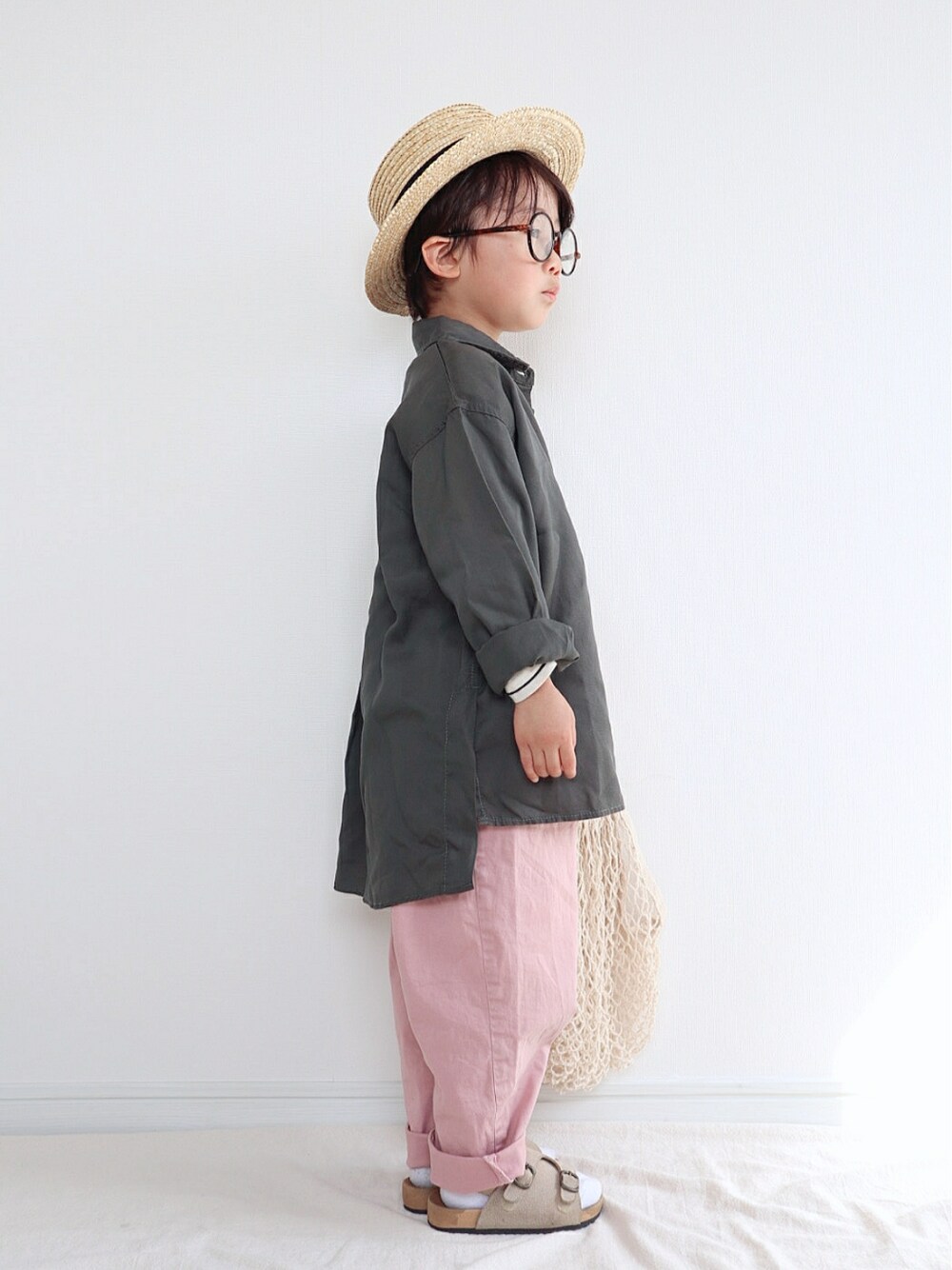 ホワイト系のTシャツ/カットソー、グレー系のシャツ/ブラウス、ピンク系のその他パンツを着用したキッズの春コーディネートの2枚目の写真