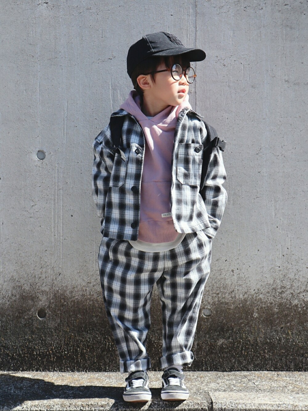 ブラック系のジャケット/アウター、ピンク系のパーカー、ブラック系のバックパック/リュックを着用したキッズの春コーディネートの1枚目の写真