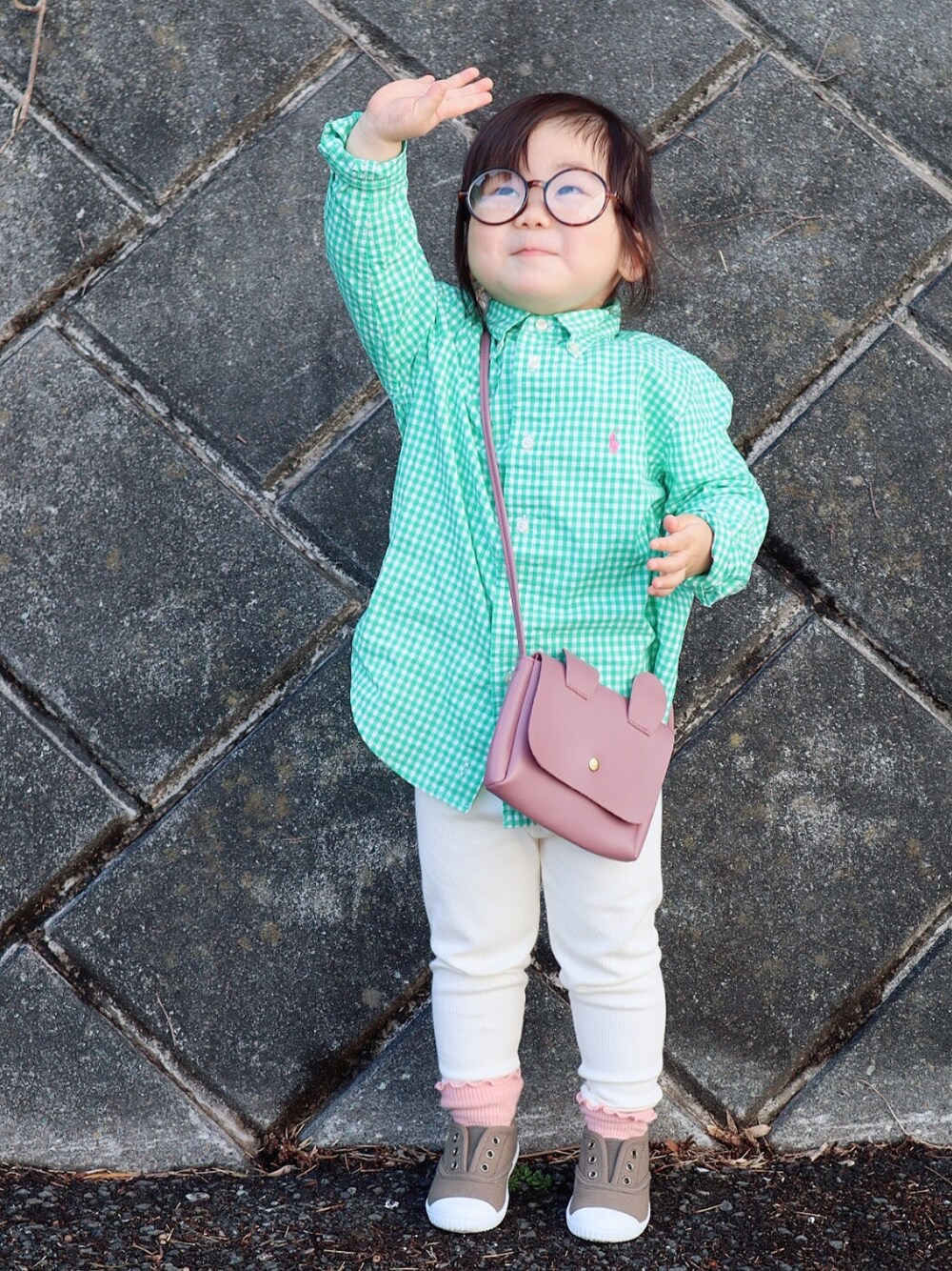 グリーン系のシャツ/ブラウス、ピンク系のショルダーバッグ、ベージュ系のスリッポンを着用したキッズの春コーディネートの2枚目の写真