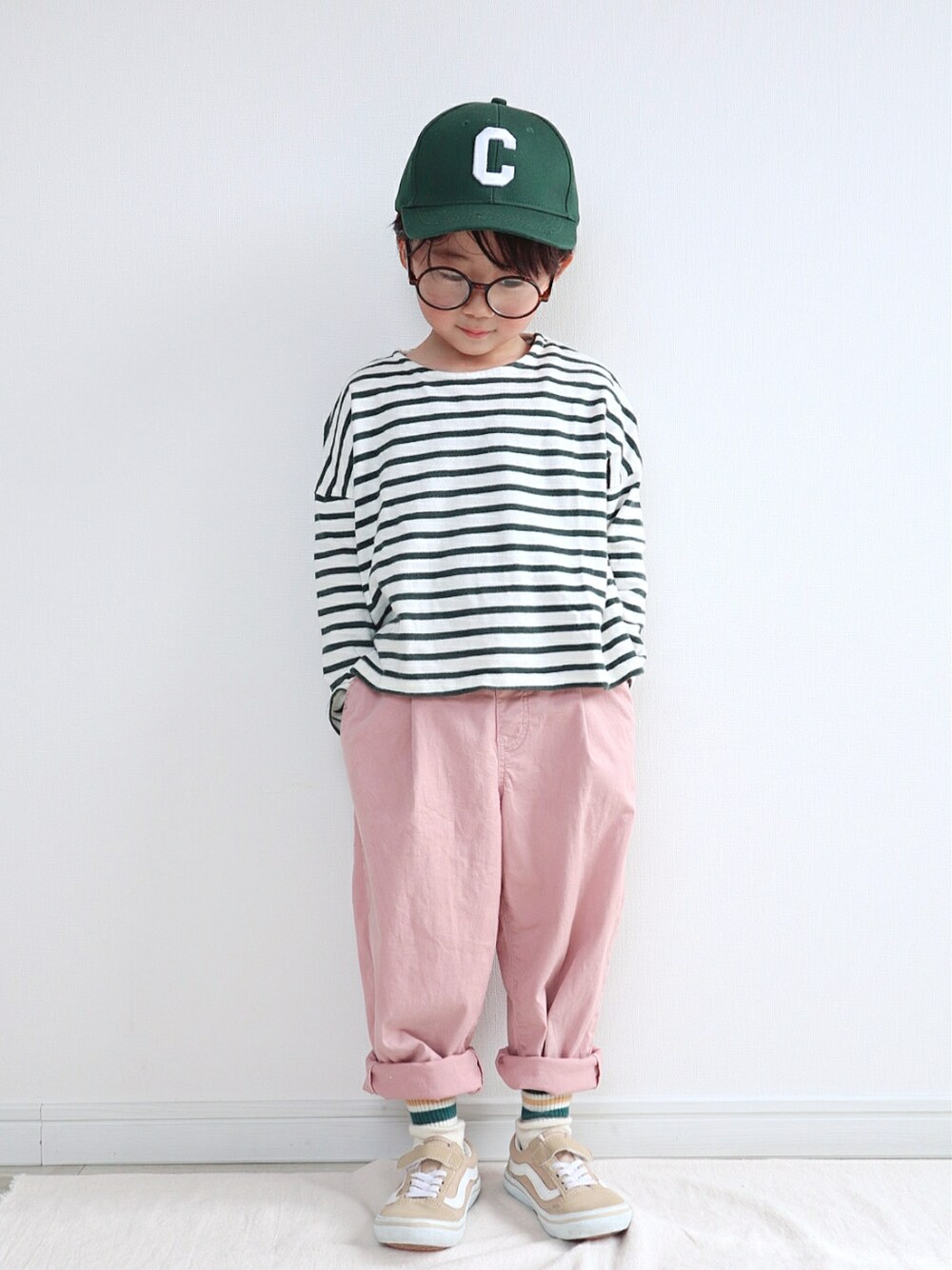 グリーン系のTシャツ/カットソー、ピンク系のその他パンツ、ベージュ系のスニーカーを着用したキッズの春コーディネートの1枚目の写真