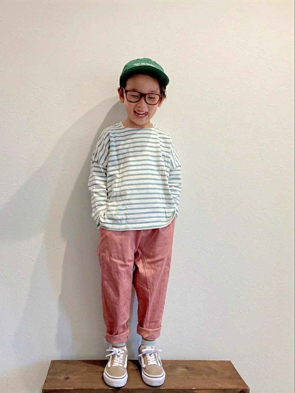 グリーン系のTシャツ/カットソー、ピンク系のその他パンツ、ベージュ系のスニーカーを着用したキッズの春コーディネートの2枚目の写真