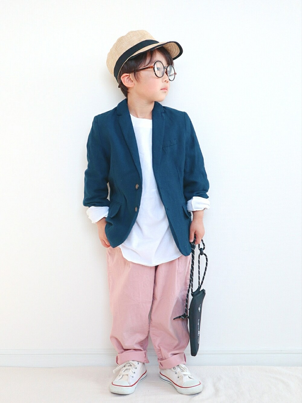 ブルー系のテーラードジャケット、ホワイト系のTシャツ/カットソー、ピンク系のその他パンツを着用したキッズの春コーディネートの1枚目の写真