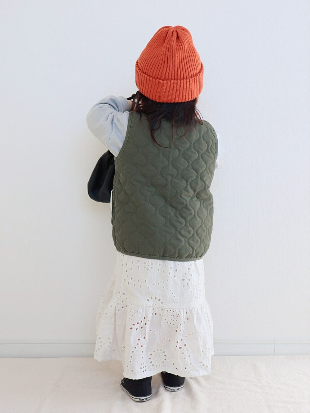 グリーン系のノーカラージャケット、ブルー系のスウェット、ホワイト系のスカートを着用したキッズの春コーディネートの4枚目の写真