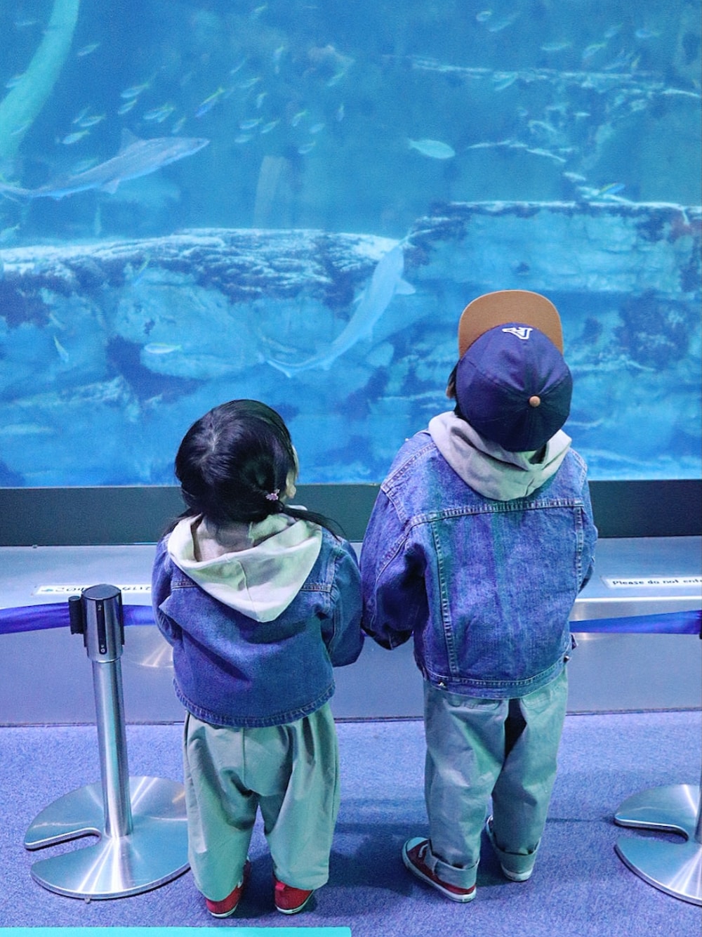 ベージュ系のパーカー、グリーン系のその他パンツ、レッド系のスニーカーを着用したキッズの春コーディネートの4枚目の写真