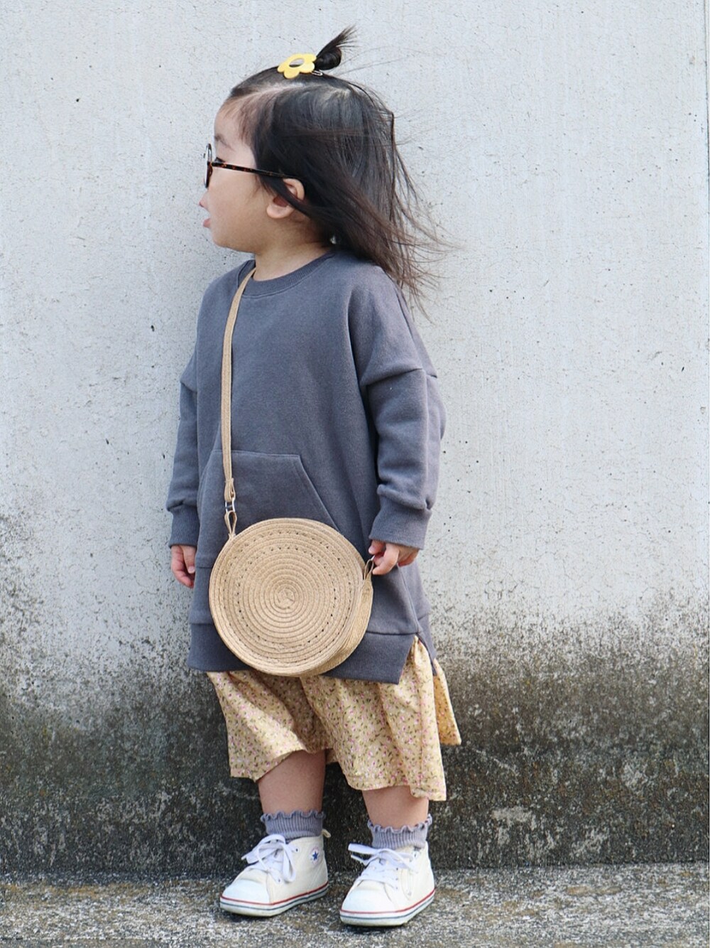 グレー系のワンピース、ベージュ系のショルダーバッグ、ホワイト系のスニーカーを着用したキッズの春コーディネートの4枚目の写真