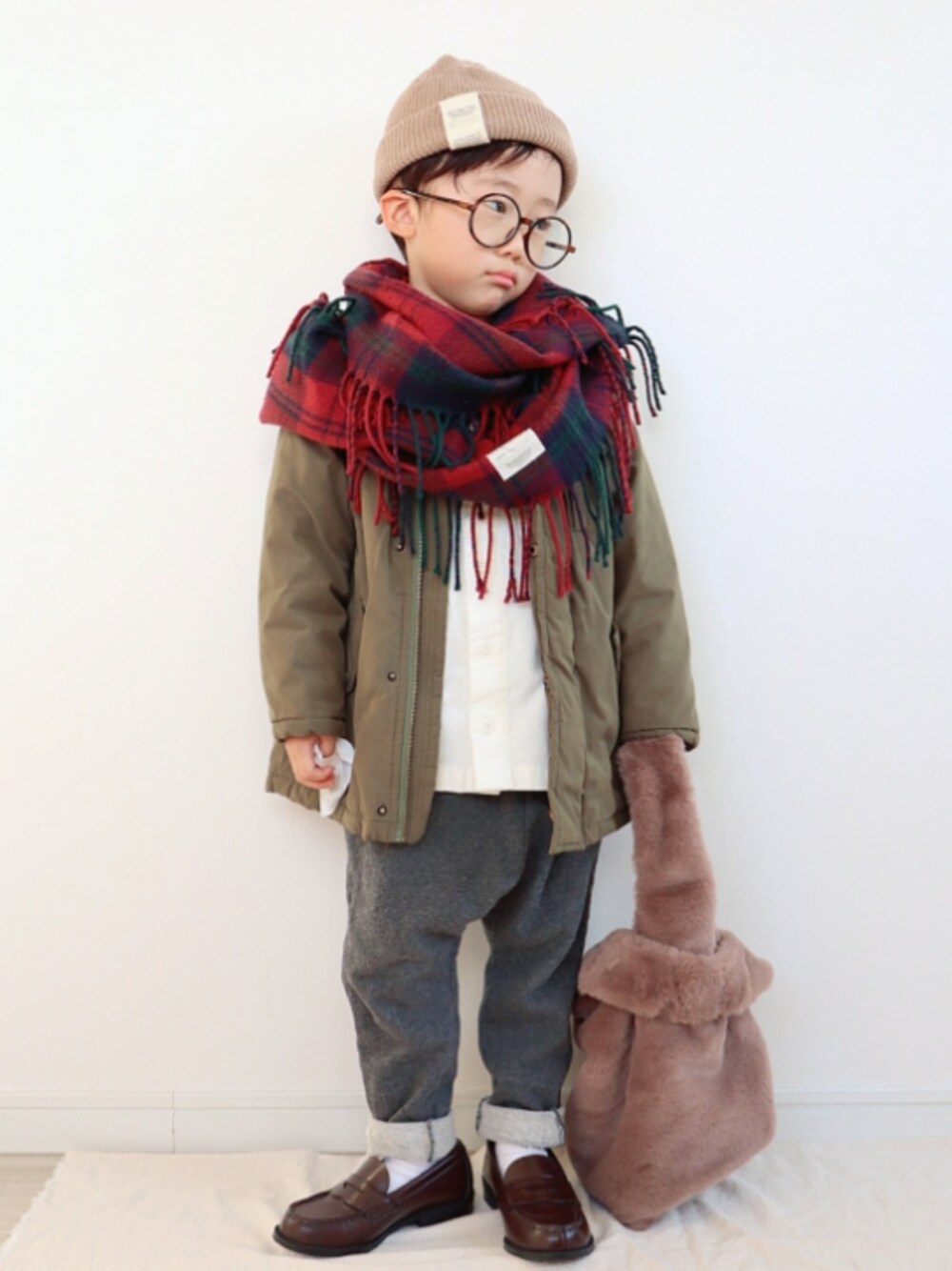 グリーン系のモッズコート、ホワイト系のシャツ/ブラウス、グレー系のスウェットパンツを着用したキッズの秋コーディネートの1枚目の写真