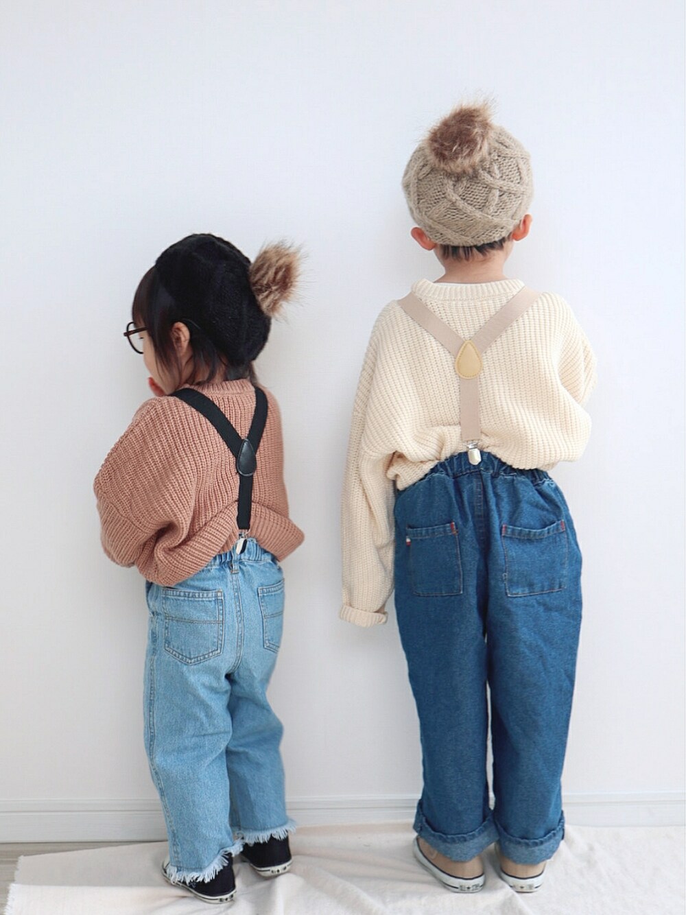 ホワイト系のニット/セーター、ブラウン系のニット/セーター、ブルー系のデニムパンツを着用したキッズの冬コーディネートの3枚目の写真