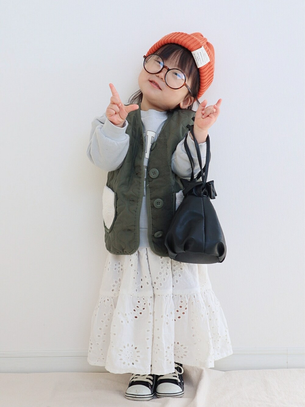 グリーン系のノーカラージャケット、ブルー系のスウェット、ホワイト系のスカートを着用したキッズの春コーディネートの3枚目の写真