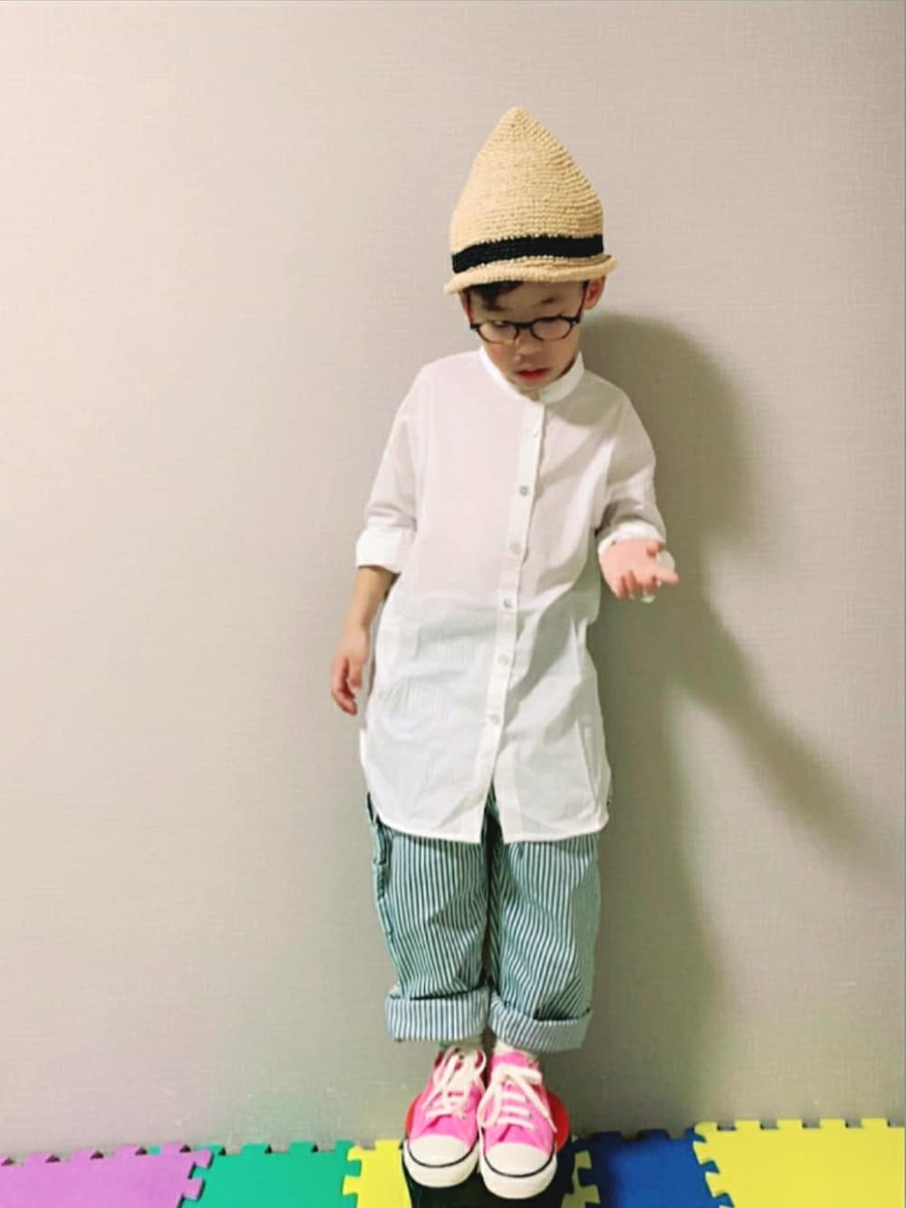 ホワイト系のシャツ/ブラウス、ベージュ系の帽子、その他のその他を着用したキッズの春コーディネートの2枚目の写真