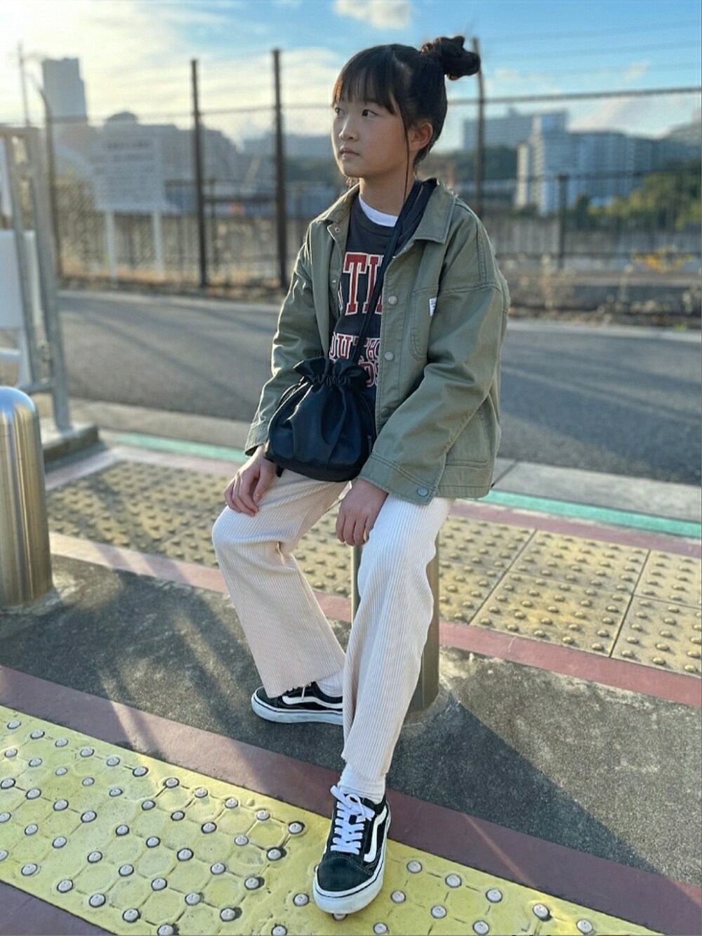 グレー系のパーカー、グレー系のスウェット、ベージュ系のパンツを着用したキッズの春コーディネートの2枚目の写真